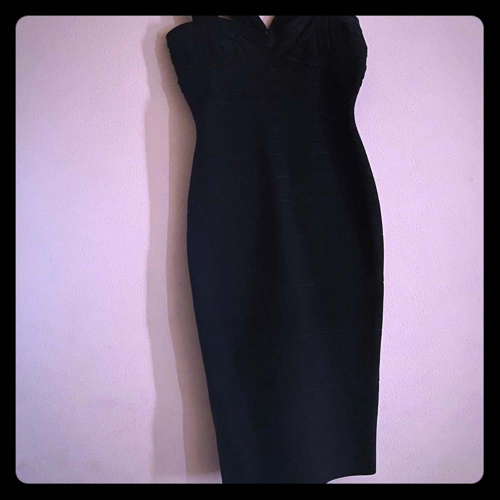 Black form fitting dress - Picture 2 of 4